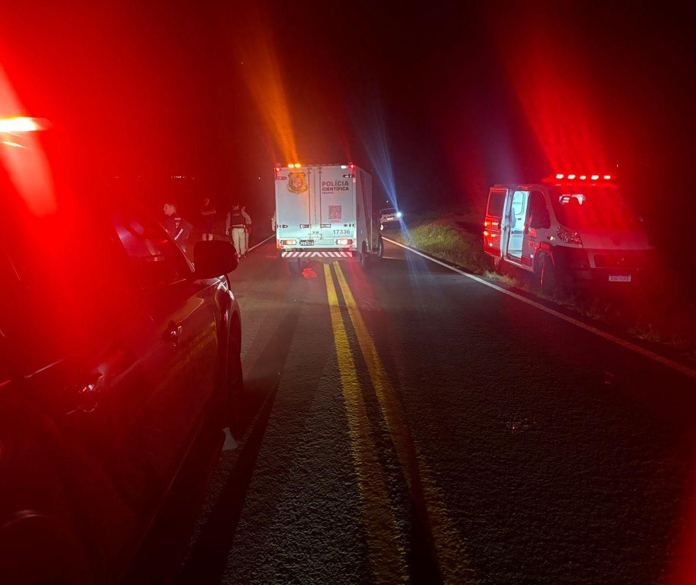 Motocicleta bate de frente em caminhão e piloto morre na PR-458