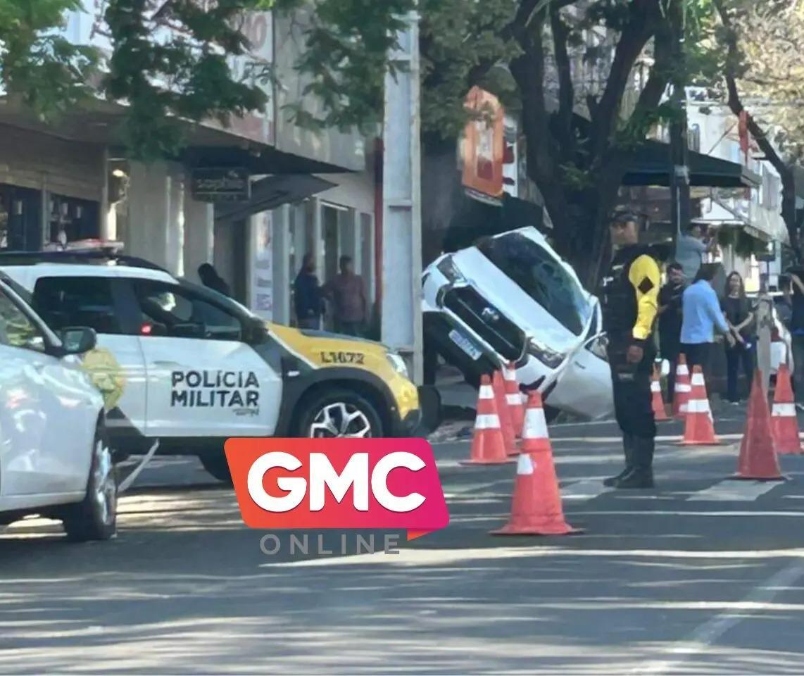 Caminhonete capota na avenida Paraná em Maringá após batida em cruzamento