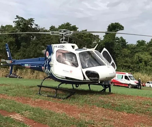 Trator perde freio e tomba carroceria com oito pessoas