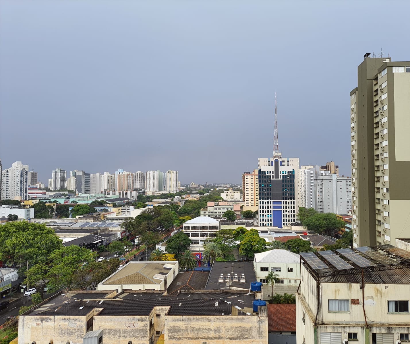 Terça-feira será parcialmente nublada e com pancadas de chuva em Maringá