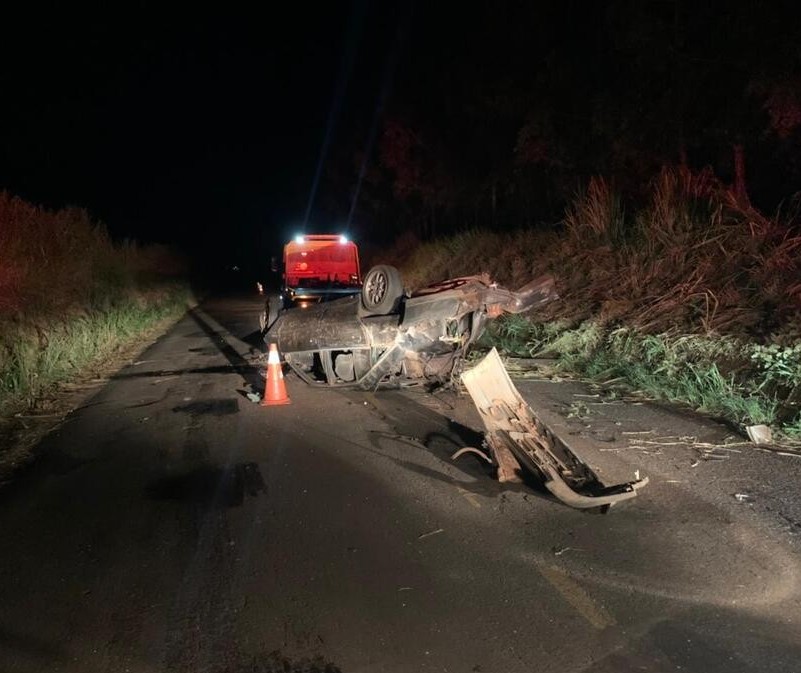 Jovem morre após bater carro contra barranco e ser ejetado na PR-542