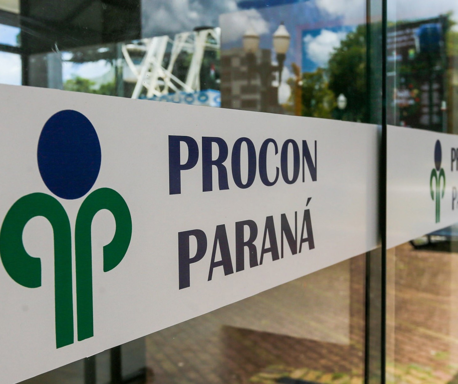 Procon-PR orienta os consumidores sobre o golpe do cartão trocado