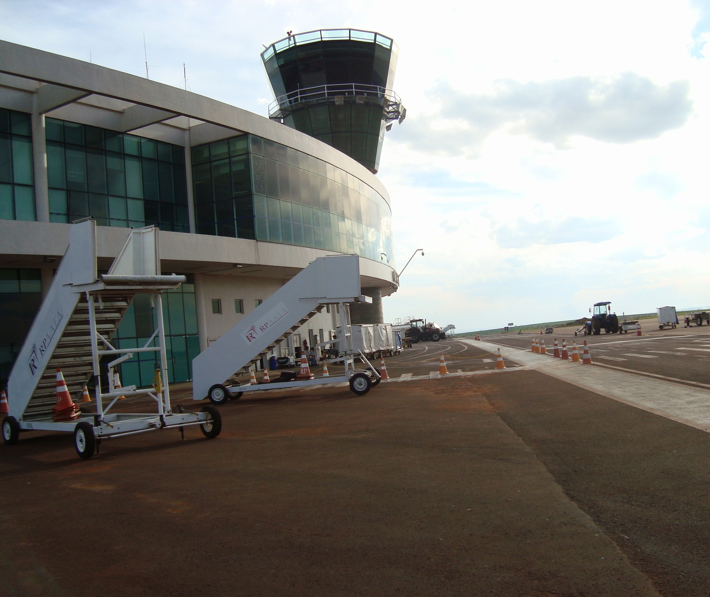 Licitação para contratar serviços de engenharia para aeroporto de Maringá é adiada