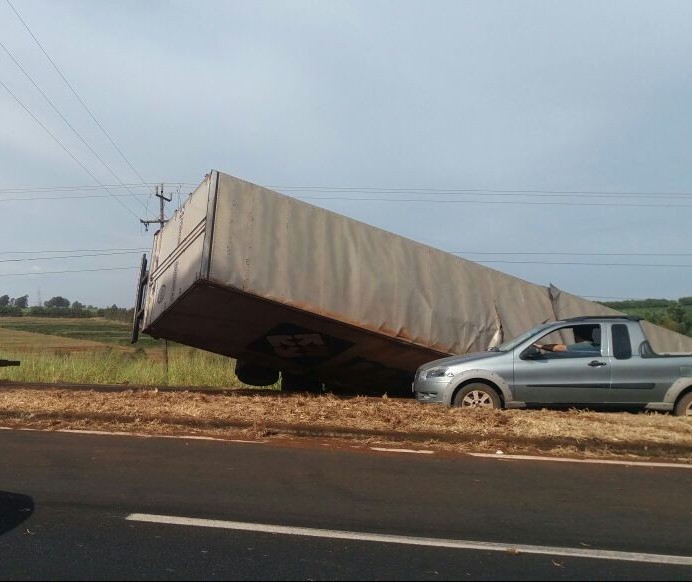 PRF está multando curiosos que param na BR-376 para fotografar retirada de carreta