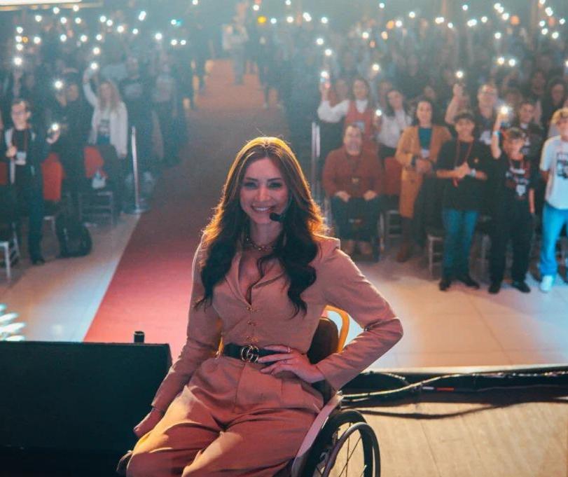 Modelo maringaense transforma dor em propósito após ficar paraplégica