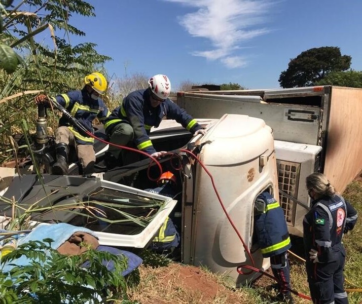 Caminhão tomba na PR-323 e motorista fica preso às ferragens