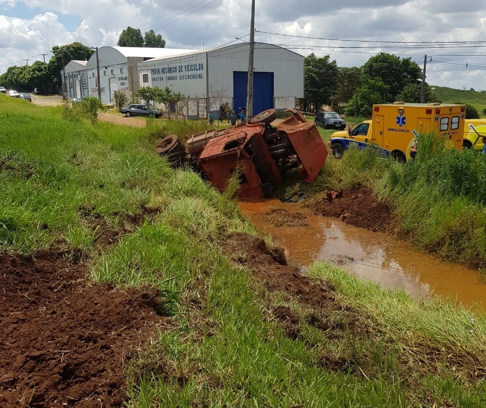 Motorista bêbado bate caminhão e foge, deixando as filhas no veículo