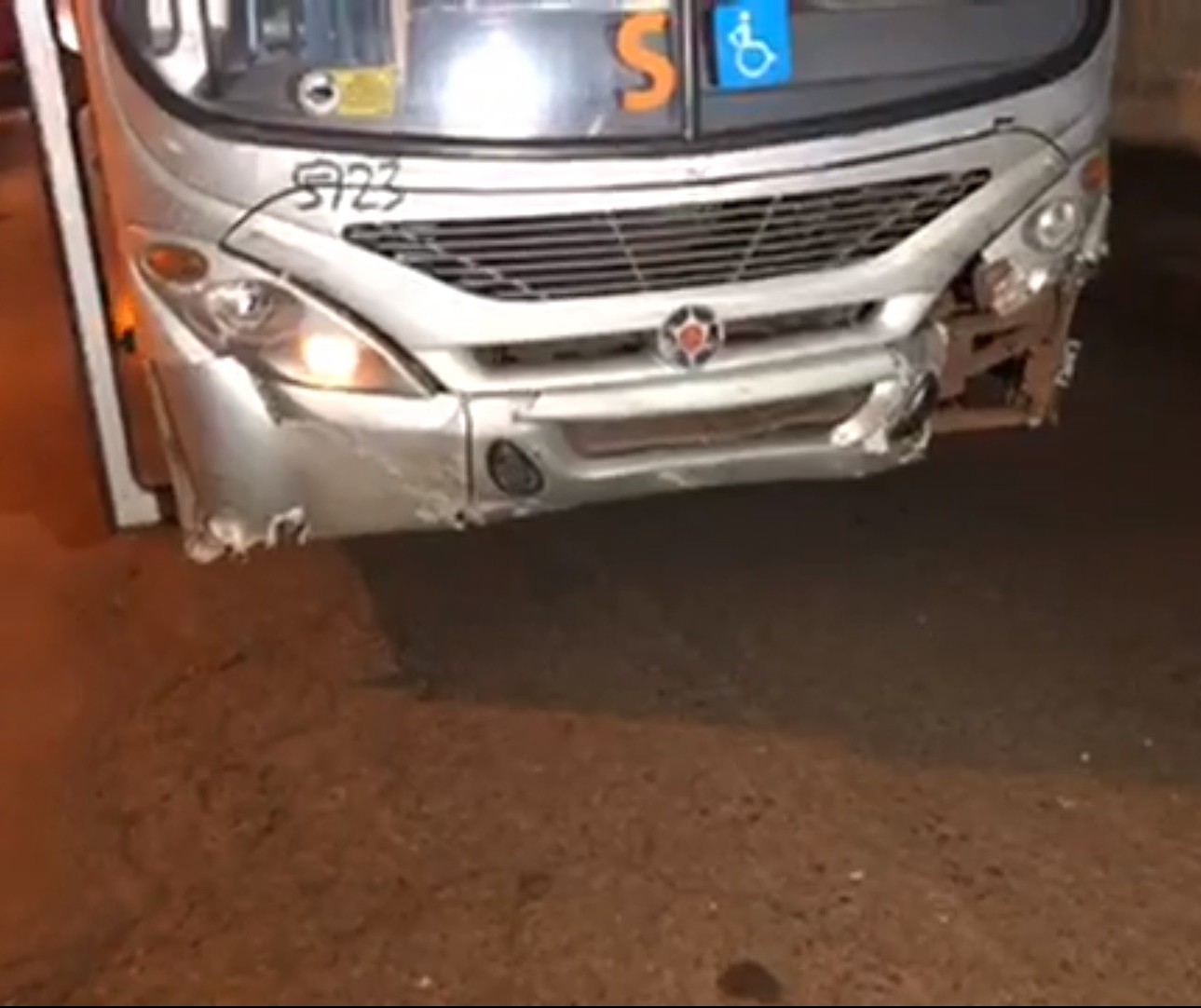 Homem fica ferido em acidente entre carro e ônibus