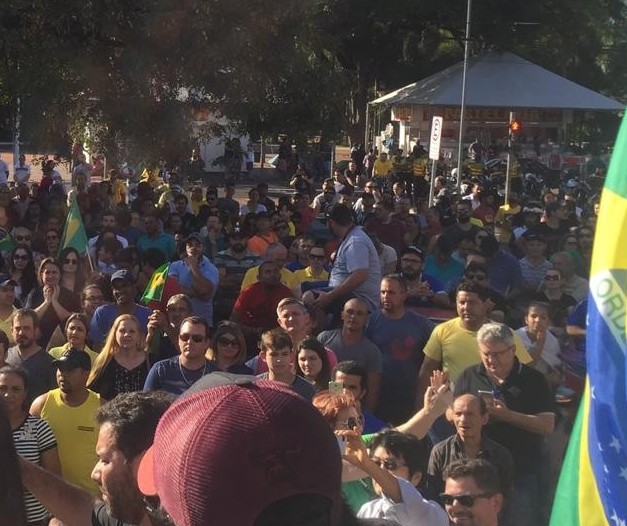 Com gritos de “Fora, Temer”, caminhoneiros fazem protesto na Catedral de Maringá