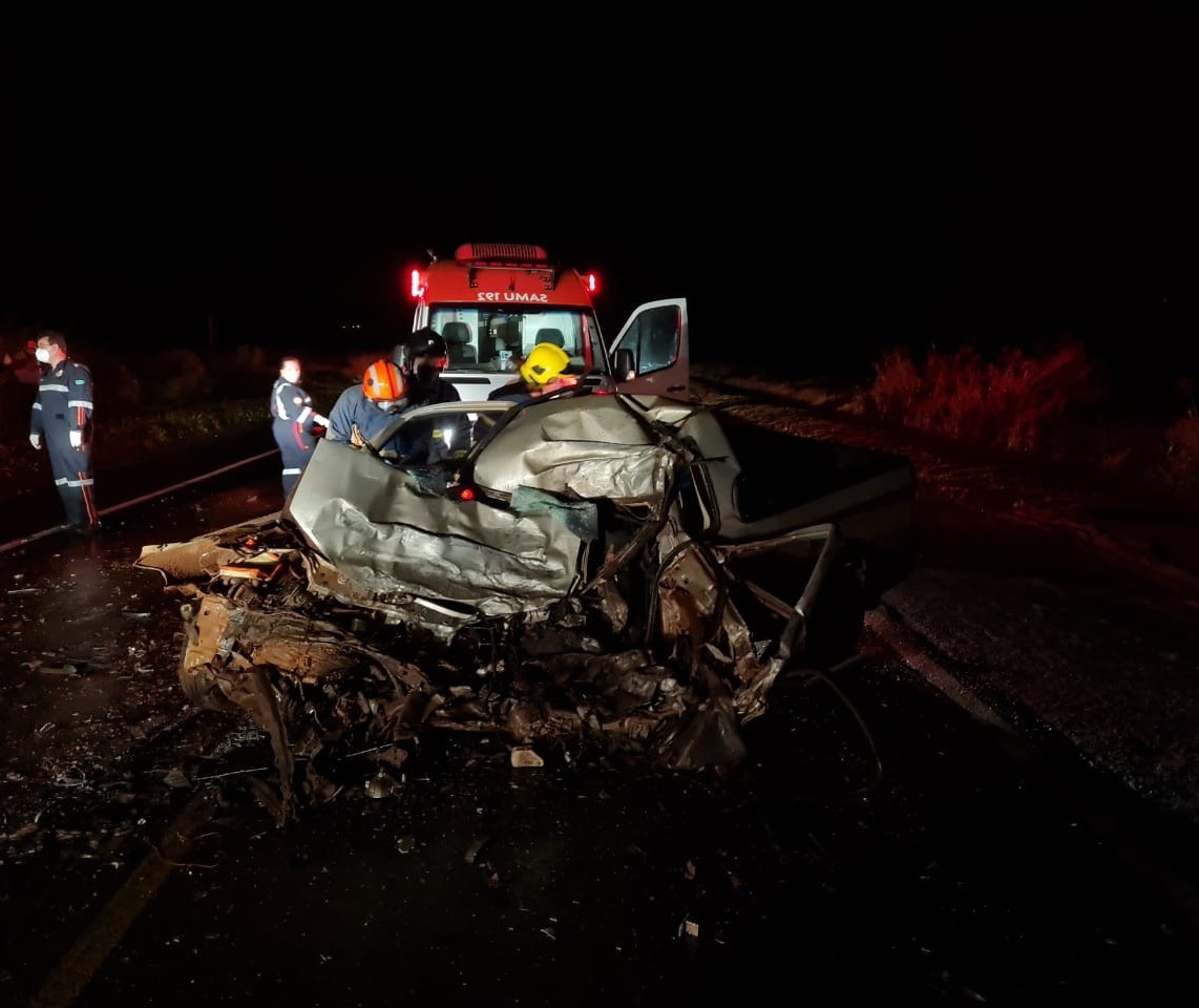 Motorista morre em acidente grave envolvendo duas carretas na região