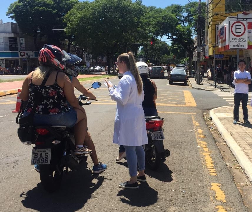 Motociclistas recebem orientação sobre os riscos de fraturas em face