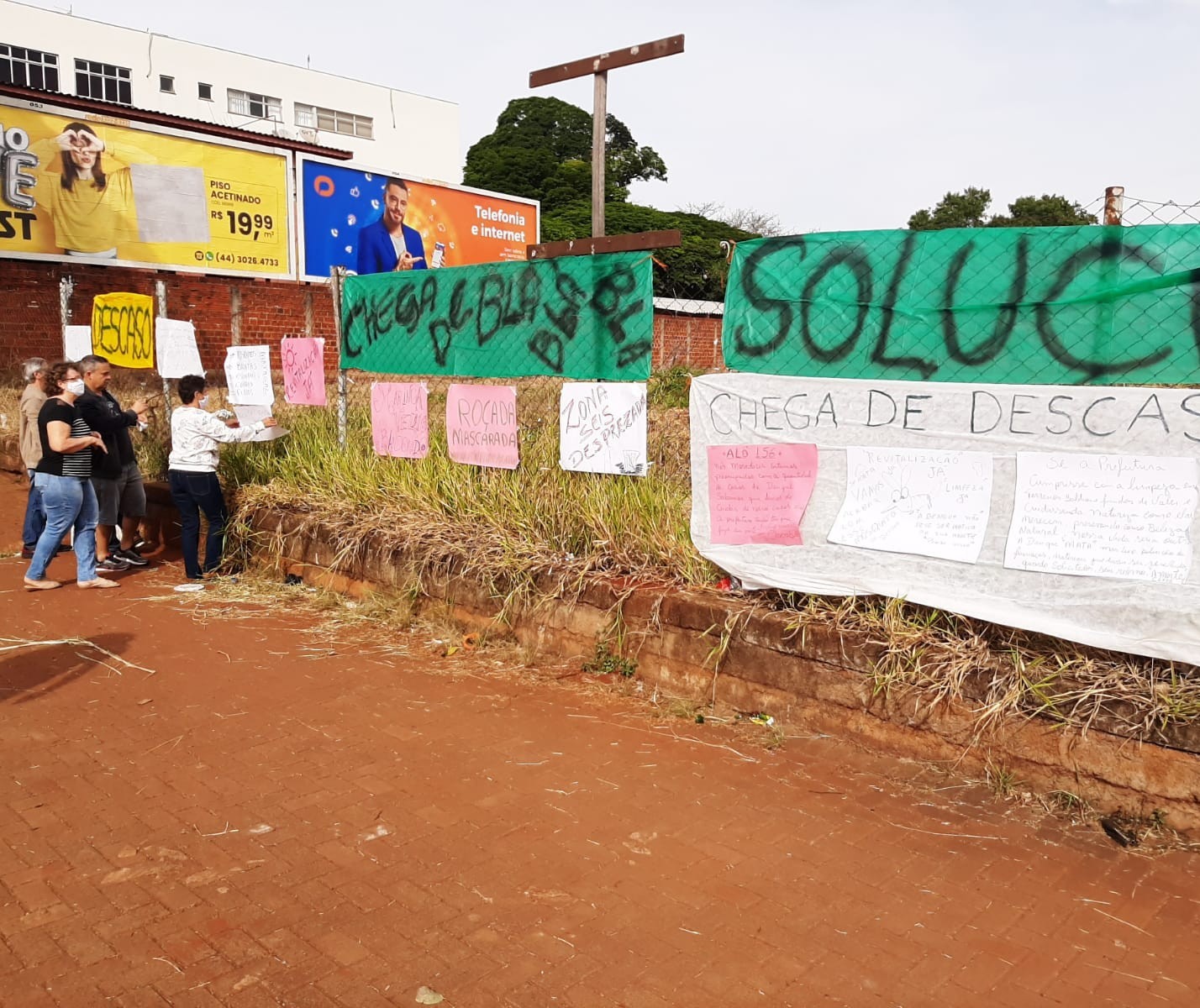 Moradores da Zona 06 fazem protesto e pedem soluções para a limpeza pública do bairro