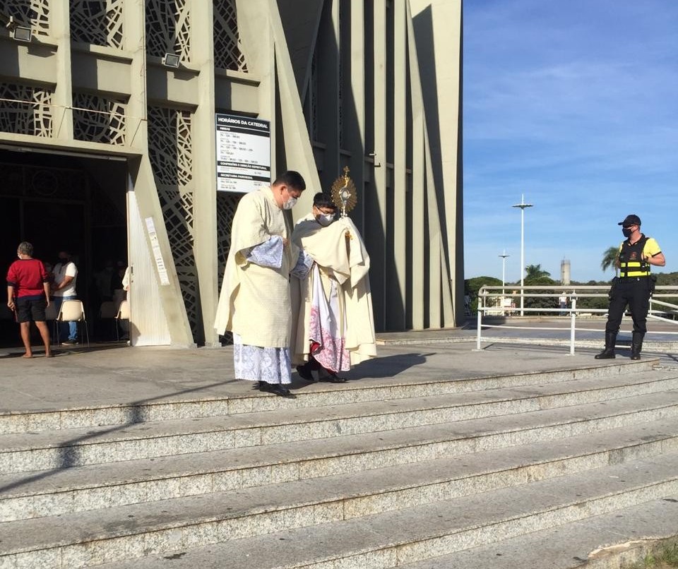 “Passeio” do Santíssimo substitui procissão sobre tapetes