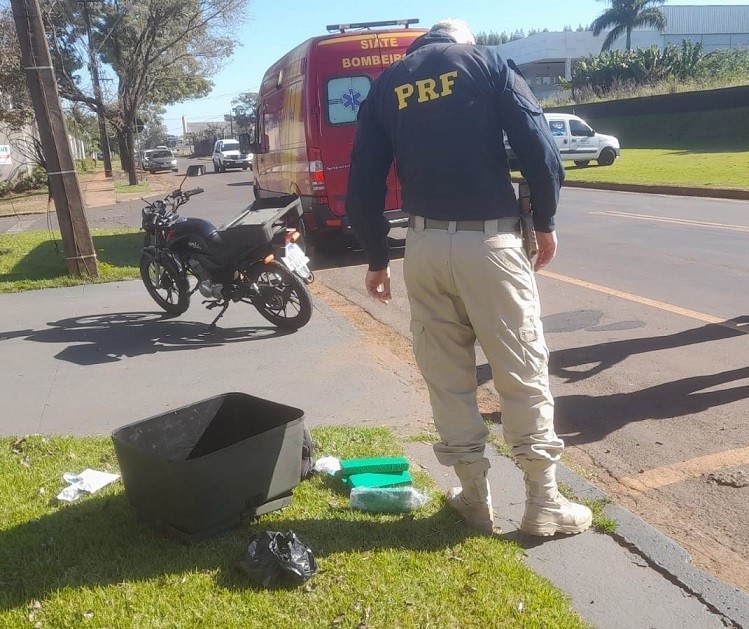 Motociclista se acidenta em frente a PRF com baú cheio de maconha