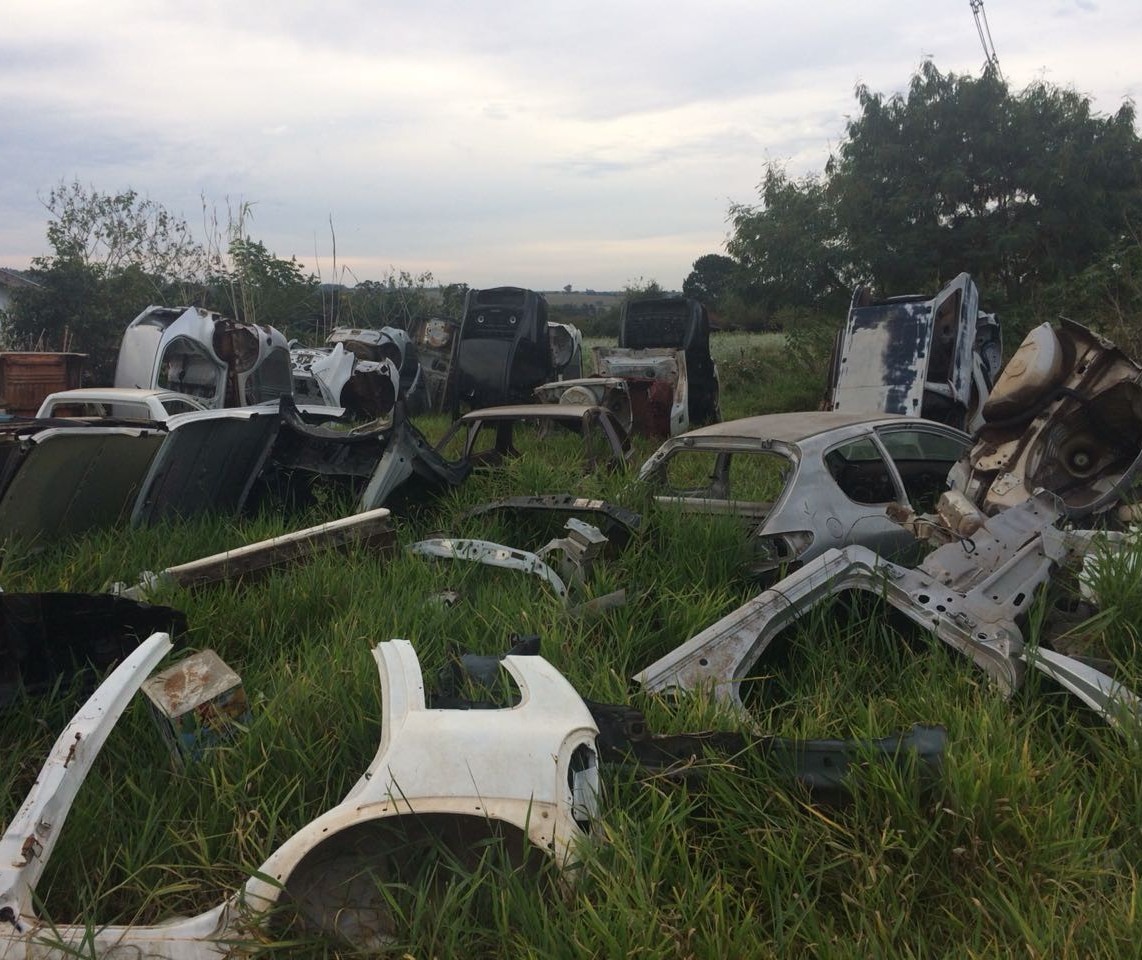 Polícia Militar descobre desmanche clandestino de carros em área pública