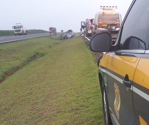 Carro pega fogo após bater em bitrem e motorista morre carbonizado