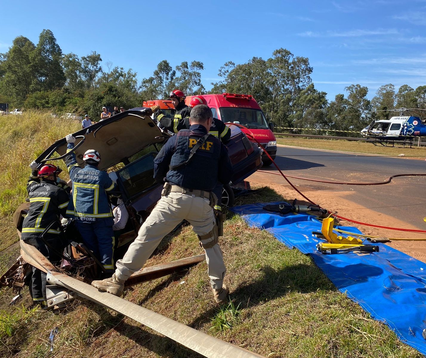 Carro cai em ribanceira, na BR-376, e deixa ao menos uma pessoa ferida, diz Samu