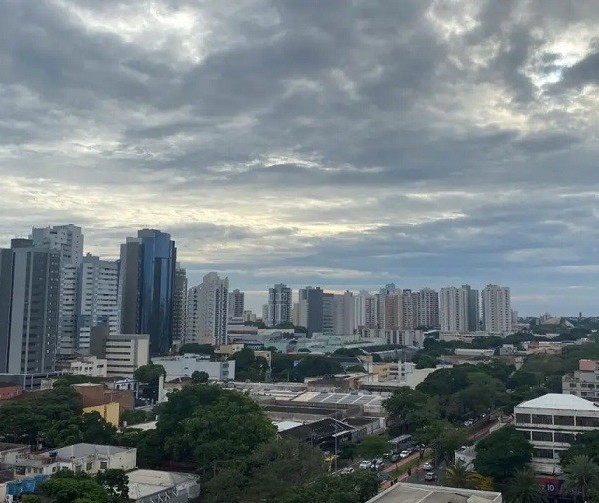 Nebulosidade e temperaturas amenas marcam a quinta-feira em Maringá