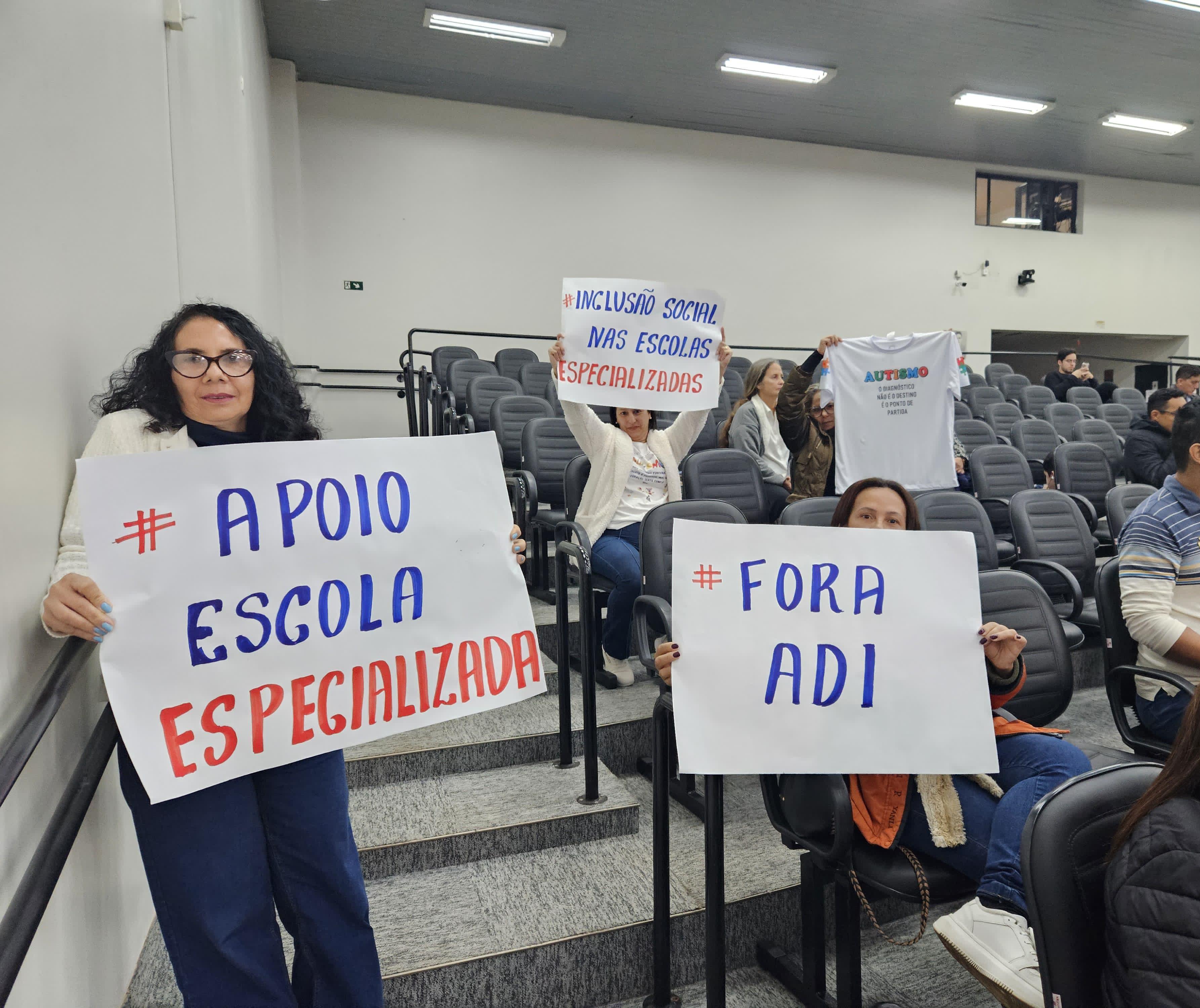 Mães protestam contra ação que pode prejudicar as Apaes