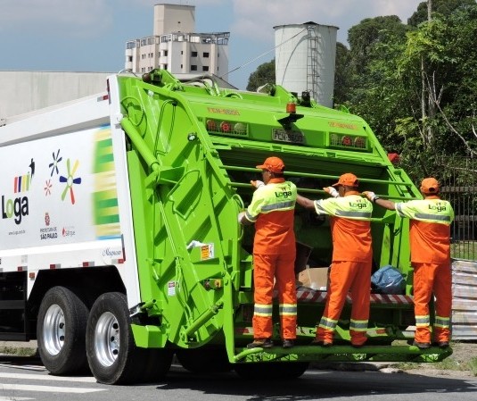 Ministério do Trabalho proíbe que coletores de lixo peguem ‘carona’ em caminhão