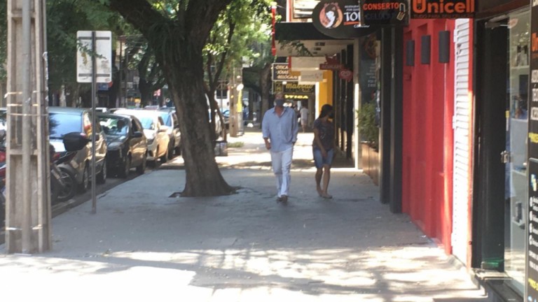 Lojas de rua e de shoppings reabrem nesta terça-feira(16) em Maringá com pouco movimento