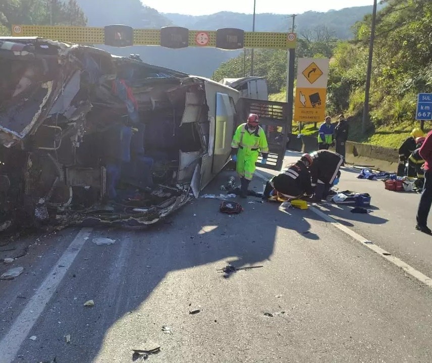 Ônibus que levava equipe de Fustal de Umuarama tomba na BR-376 e dois morrem