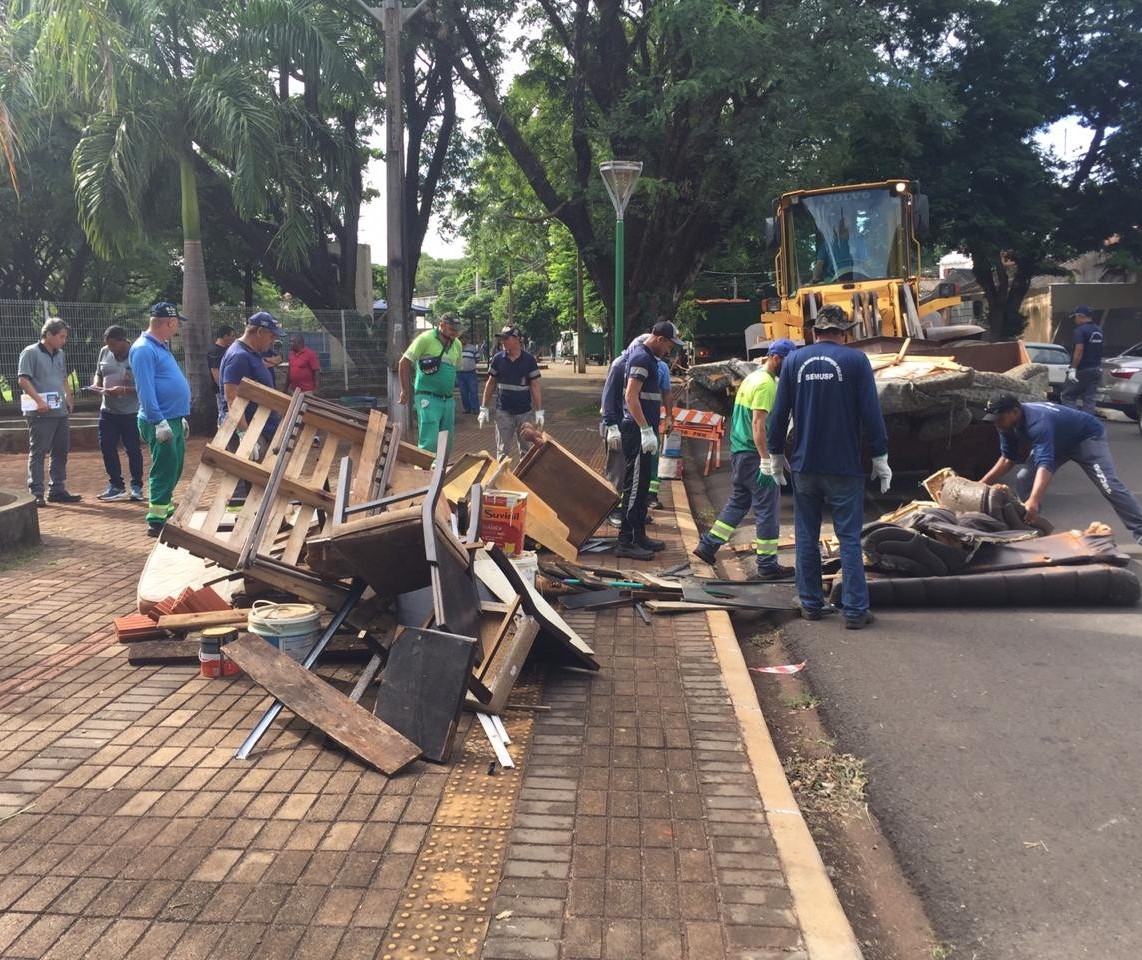 Prefeitura faz ação de limpeza no Jardim Alvorada