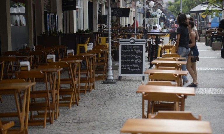 Bares fecham por 15 dias e ônibus só com passageiros sentados