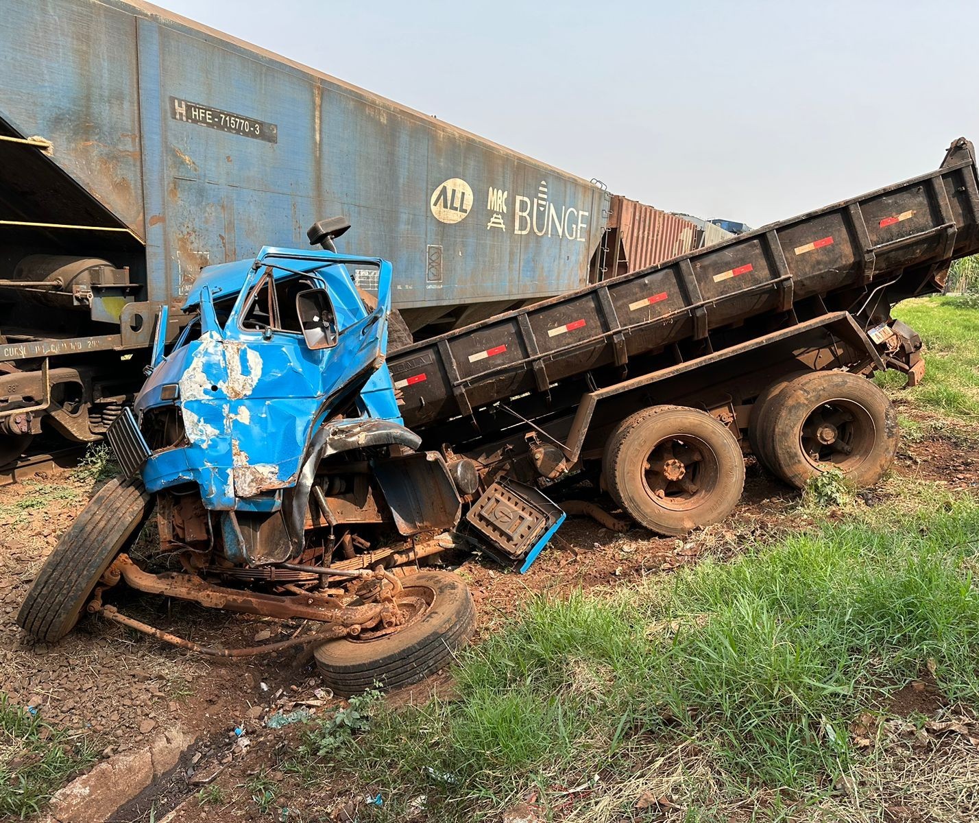 Caminhão é atingido por trem em Sarandi