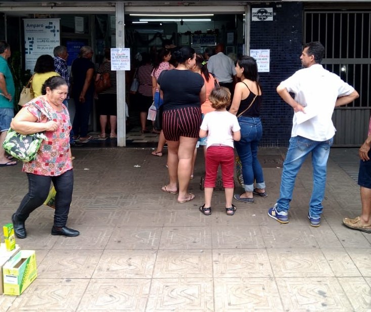 Maringaenses fazem fila para apostar na Mega da Virada