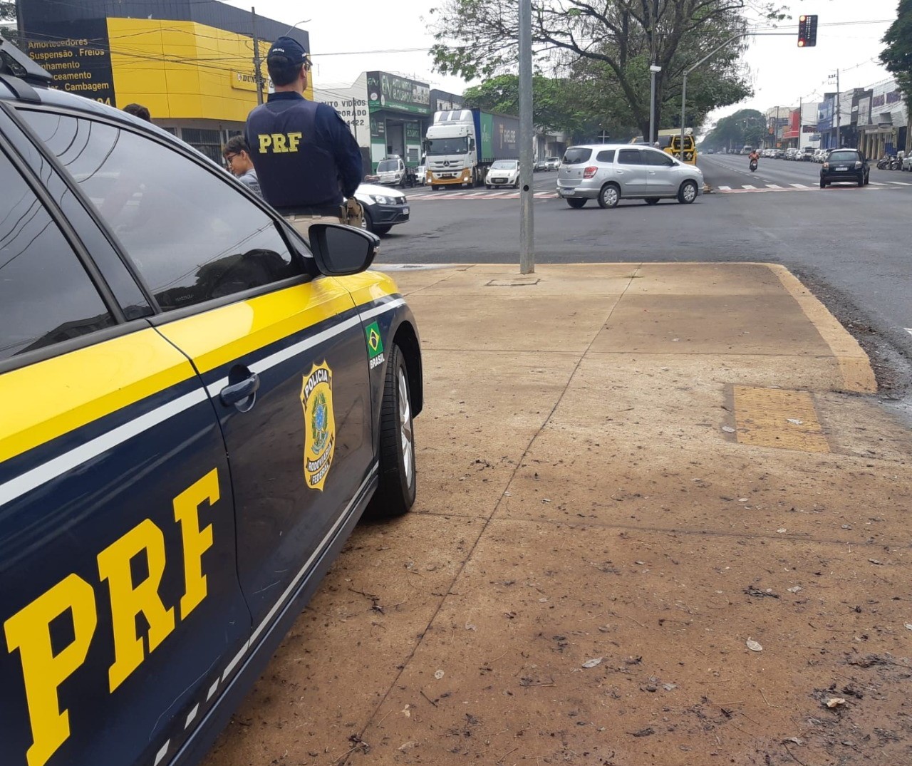 PRF faz campanha educativa na Avenida Colombo em Maringá