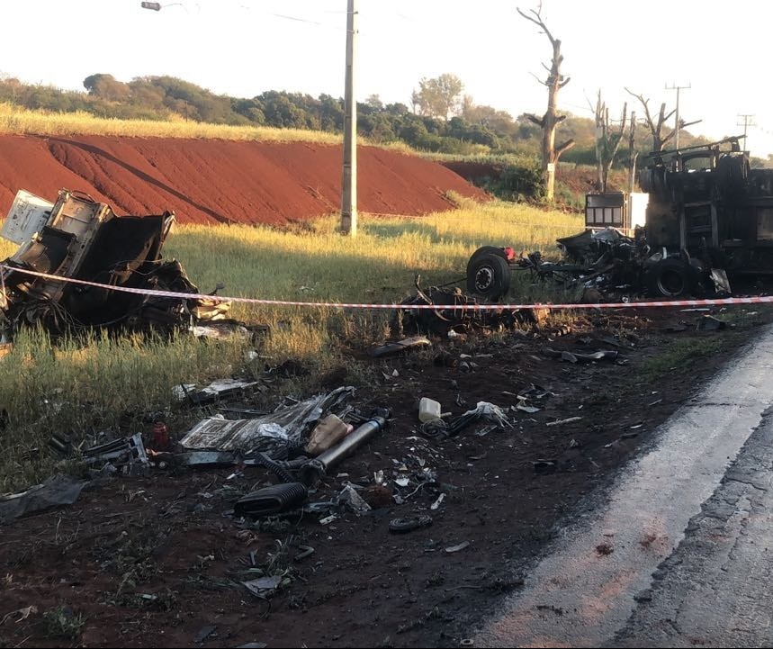 Caminhões batem na PR-317 e um deles pega fogo