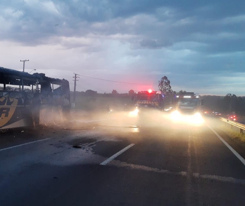 Ônibus pega fogo na BR-376, em Maringá