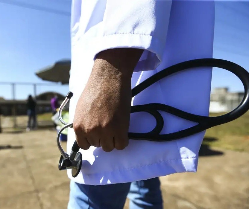 Médico que atuou no SUS na pandemia ganha direito a desconto no Fies