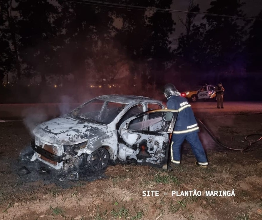 Família tem carro atingido por bala perdida durante tiroteio em Maringá