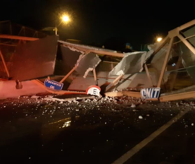 Contorno Norte de Maringá é interditado após caminhão derrubar passarela