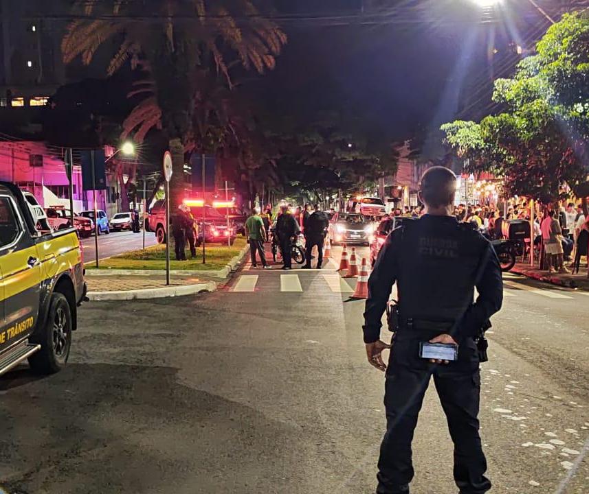 27 veículos são removidos e 80 multas aplicadas em fiscalização