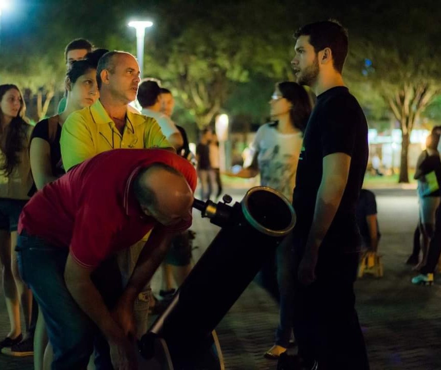 Observação dos astros: Grupos de astronomia vão instalar telescópios em praça de Maringá