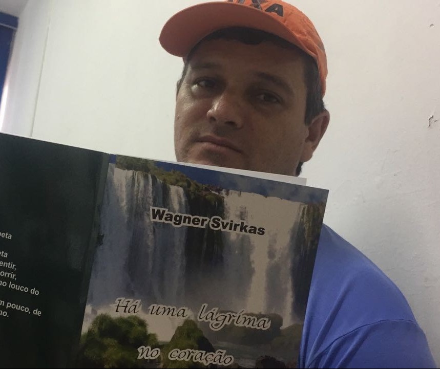 Gari que lia livros jogados no lixo vira escritor