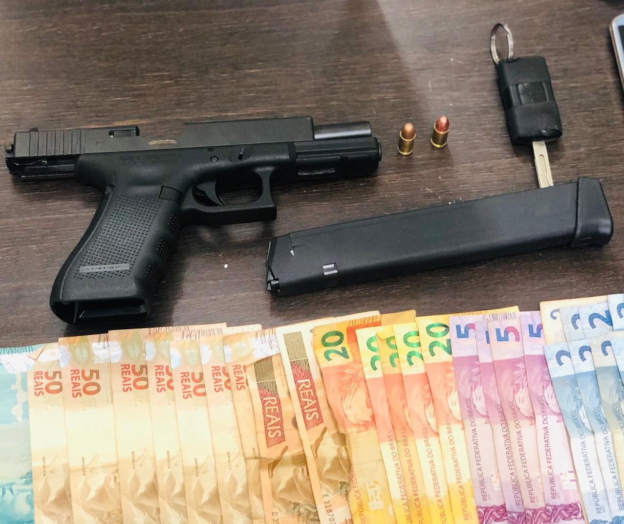 Cinco pessoas são presas com arma, munição e droga em Maringá