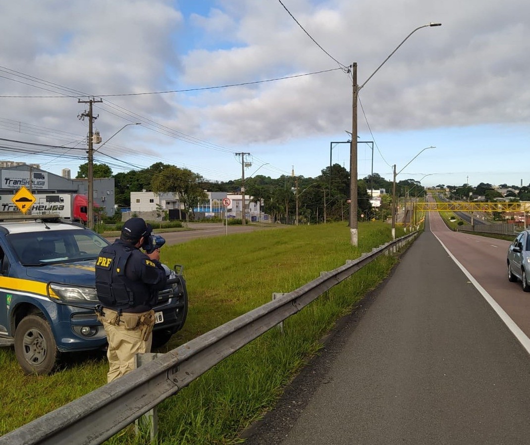 PRF flagra 324 condutores acima da velocidade na região durante operação