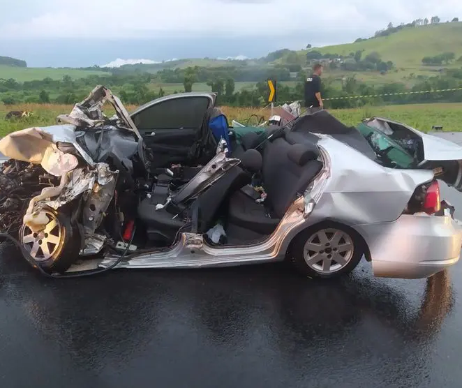 Acidente entre caminhões e carro de Maringá deixa 2 jovens gravemente feridos