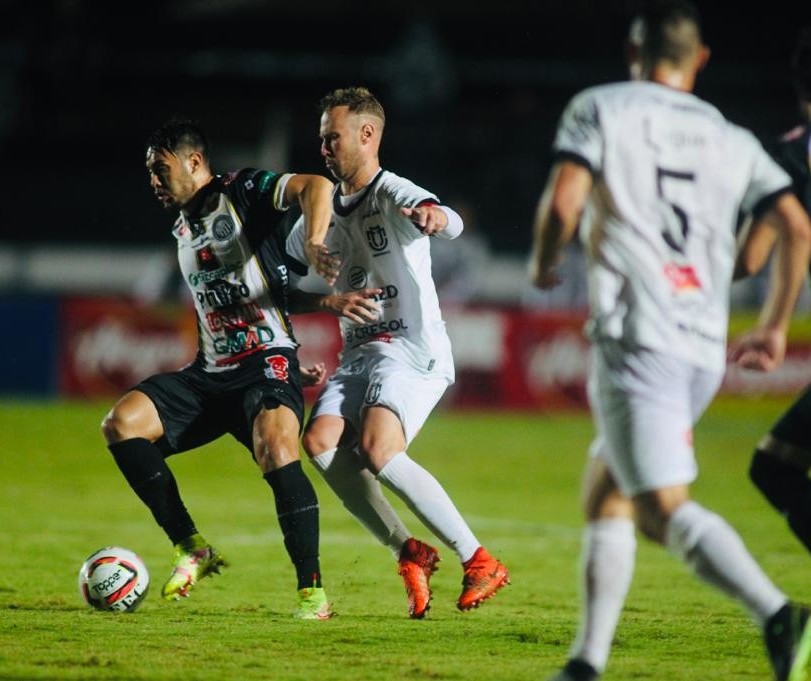 Em jogo marcado pela chuva, Maringá FC arranca empate contra o Operário e vai decidir a vaga no Willie Davids