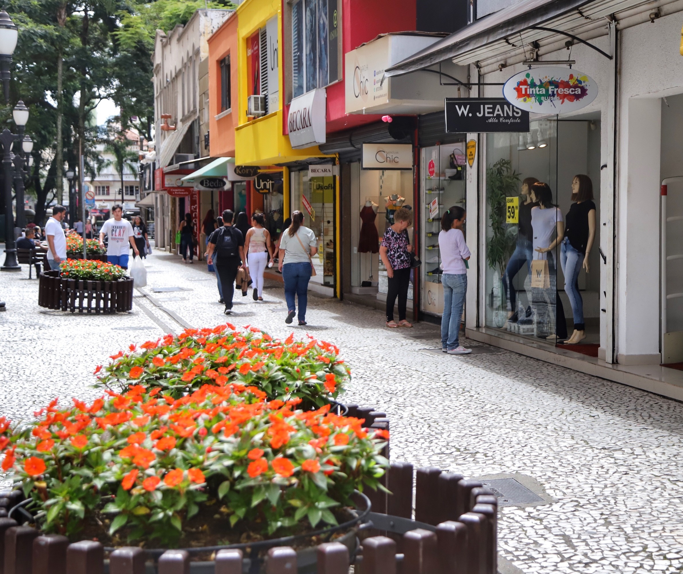 Prefeituras do Paraná reabrem aos poucos o comércio