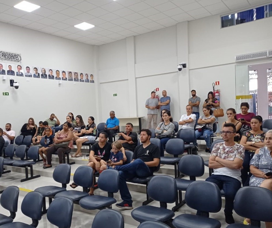 Pais fazem manifestação na Câmara por causa de demora nos reparos em escola