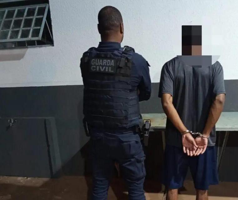 Homem é preso após agredir namorada com socos e chutes em Maringá