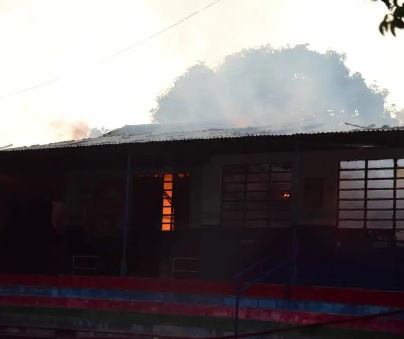 Incêndio atinge escola municipal em Cruzeiro do Oeste