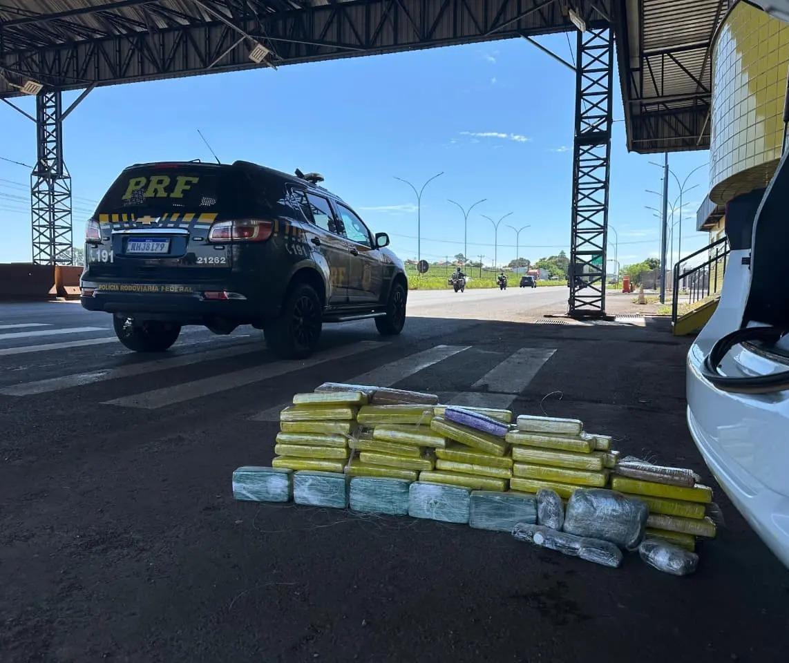 Drogas e anabolizantes são encontrados escondidos no teto de veículo na BR-376