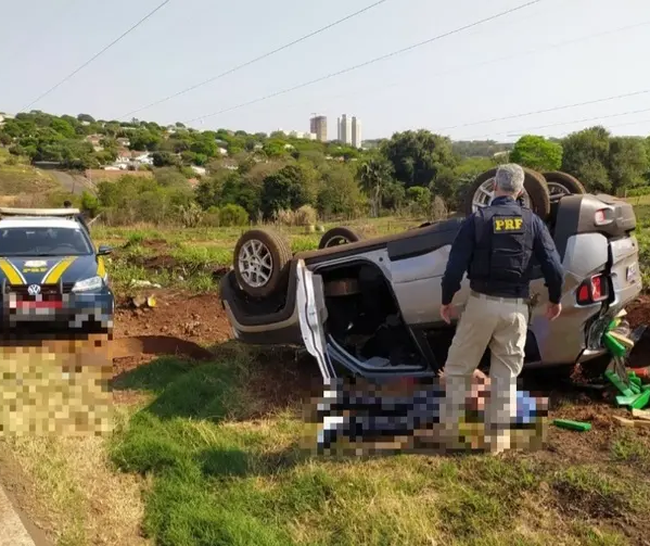 Motorista capota carro carregado com maconha em Maringá durante perseguição