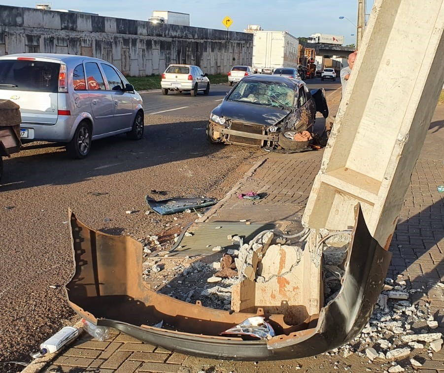 Motorista bate na traseira de veículo, arranca placa e quebra poste em Maringá